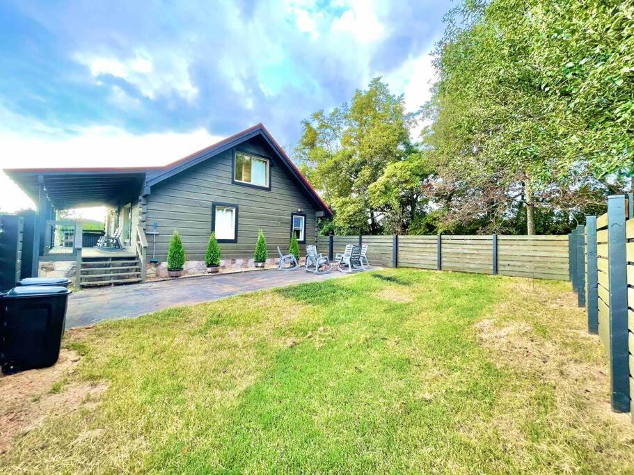 Modern Lake Side Nest• Hotub Fenced Yard King Beds Севьервилл Экстерьер фото