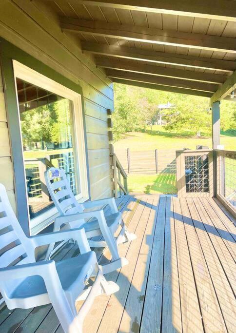 Modern Lake Side Nest• Hotub Fenced Yard King Beds Севьервилл Экстерьер фото