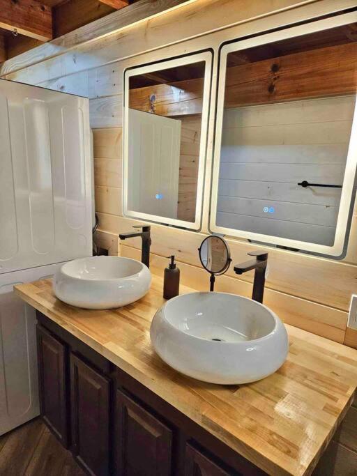 Modern Lake Side Nest• Hotub Fenced Yard King Beds Севьервилл Экстерьер фото