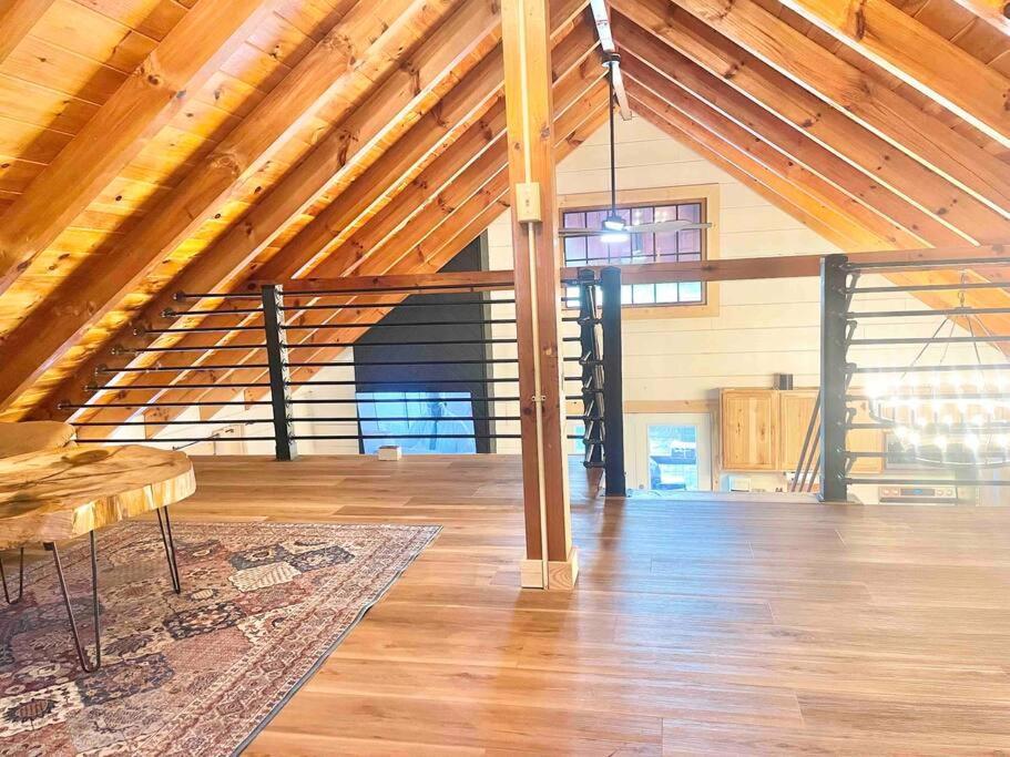 Modern Lake Side Nest• Hotub Fenced Yard King Beds Севьервилл Экстерьер фото