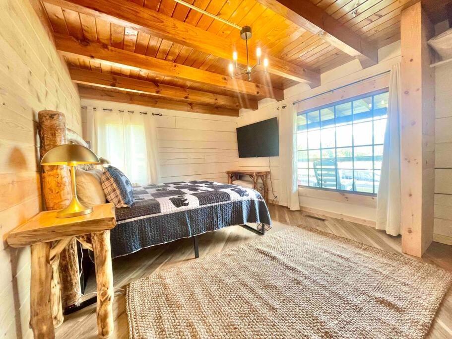 Modern Lake Side Nest• Hotub Fenced Yard King Beds Севьервилл Экстерьер фото
