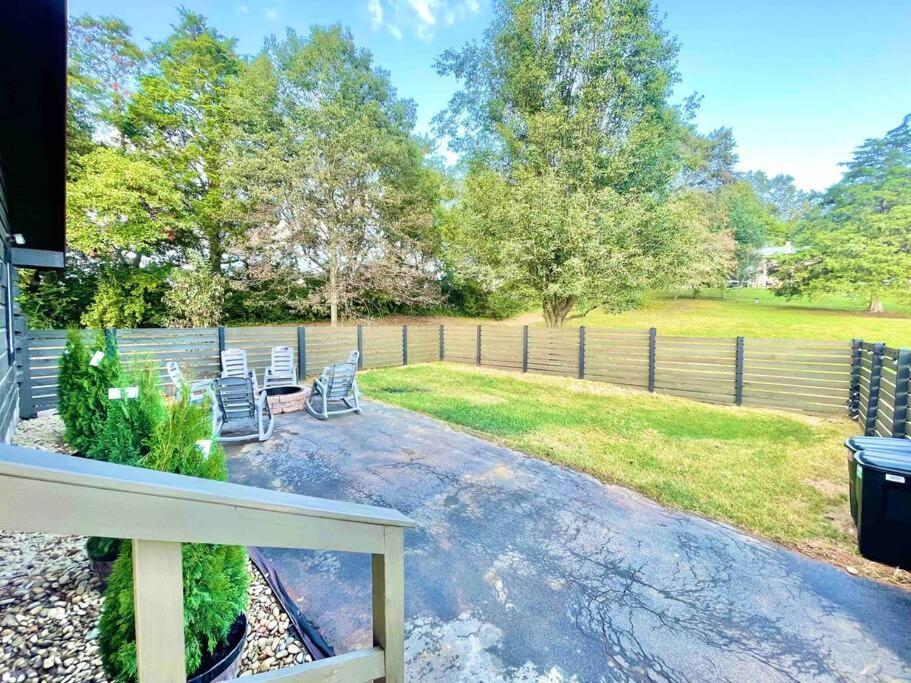 Modern Lake Side Nest• Hotub Fenced Yard King Beds Севьервилл Экстерьер фото