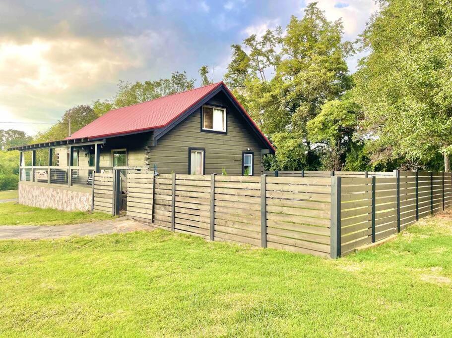 Modern Lake Side Nest• Hotub Fenced Yard King Beds Севьервилл Экстерьер фото