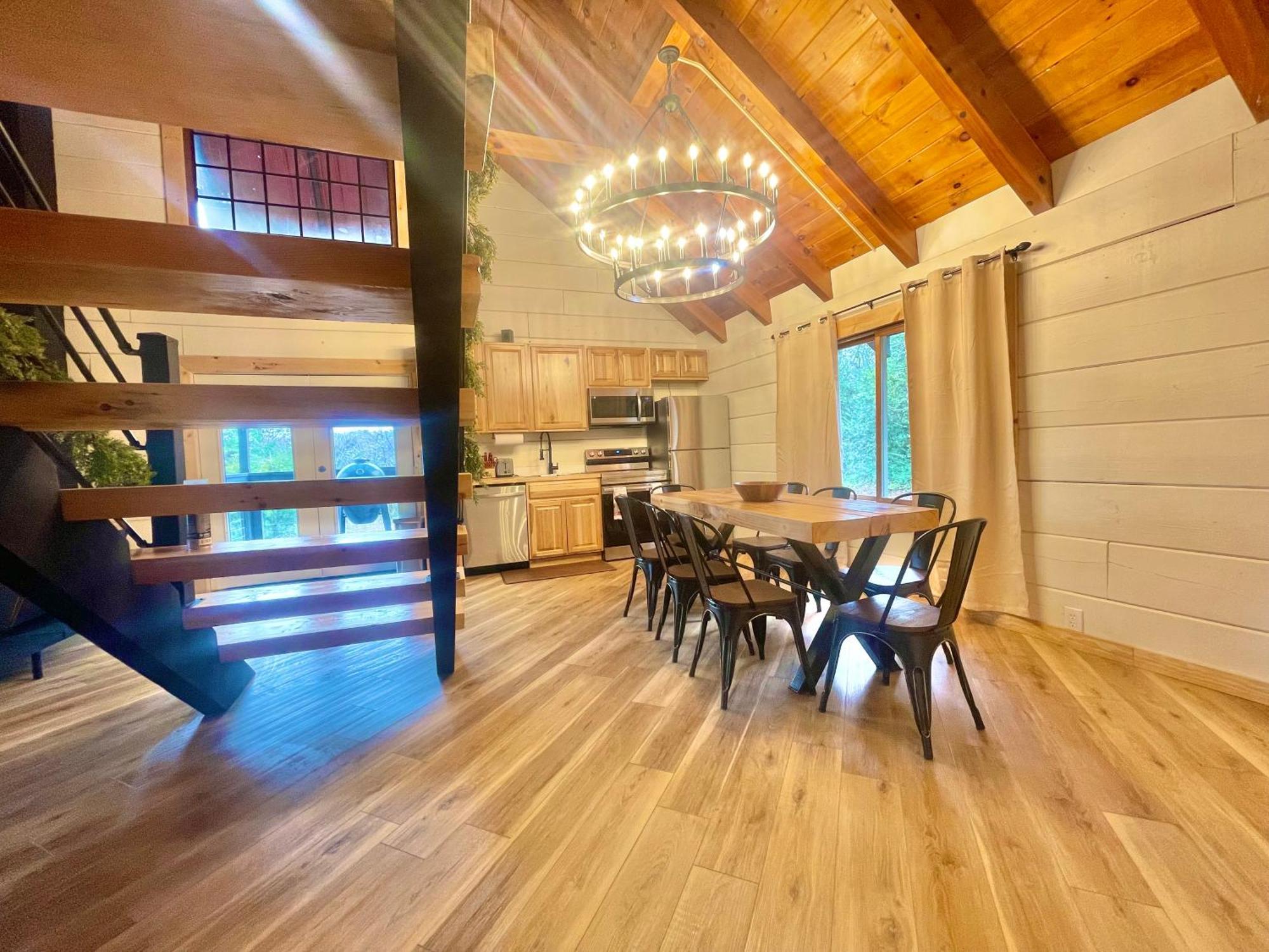 Modern Lake Side Nest• Hotub Fenced Yard King Beds Севьервилл Экстерьер фото